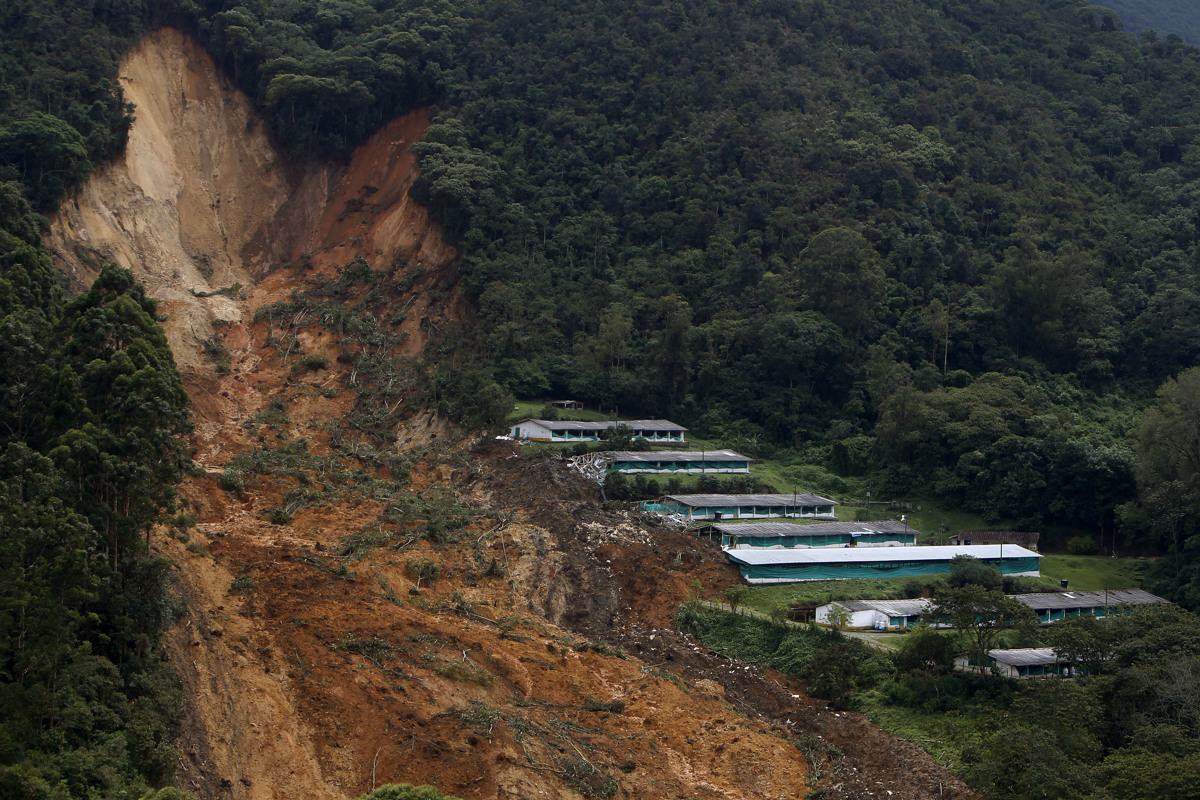 Derrumbe de una ladera deja dos muertos en el noreste de Colombia El
